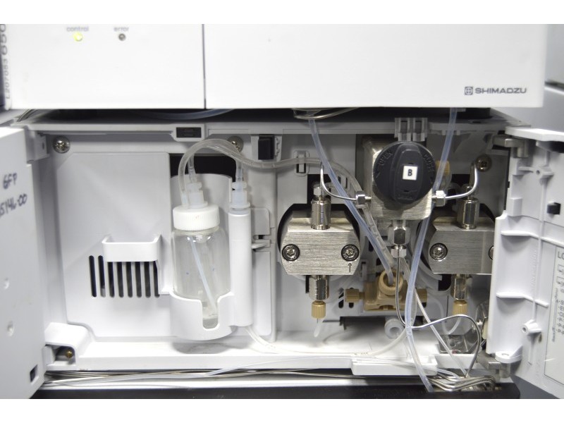 Shimadzu UHPLC System (Nexera Hybrid) with Dual LC‑20ADXR Pumps, X2 SIL-30AC and SPD‑40 UV-VIS Detector