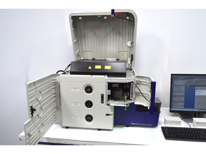 BD FACSLyric IVD Flow Cytometer (3)Lasers(8)Colors/(10)Detectors w/ Universal Loader Unit 4